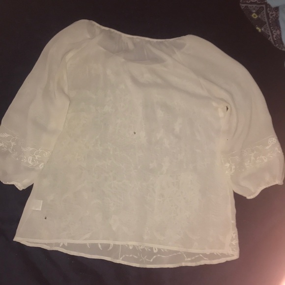 White 3/4 sleeve top size Medium. - Picture 3 of 3